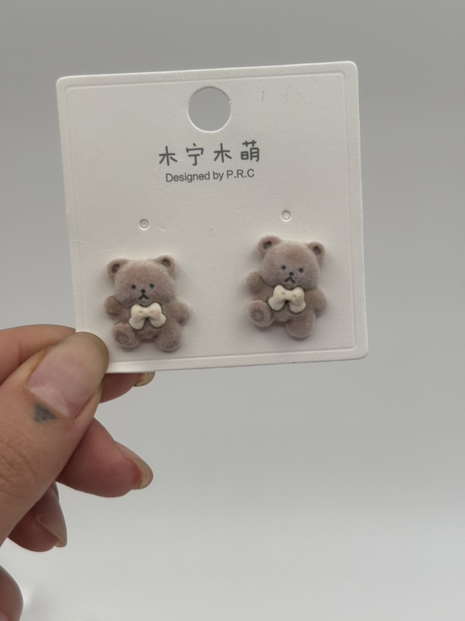 گوشواره فانتزی خرس پاپیونی نسکافه ای مخملی کد 2205