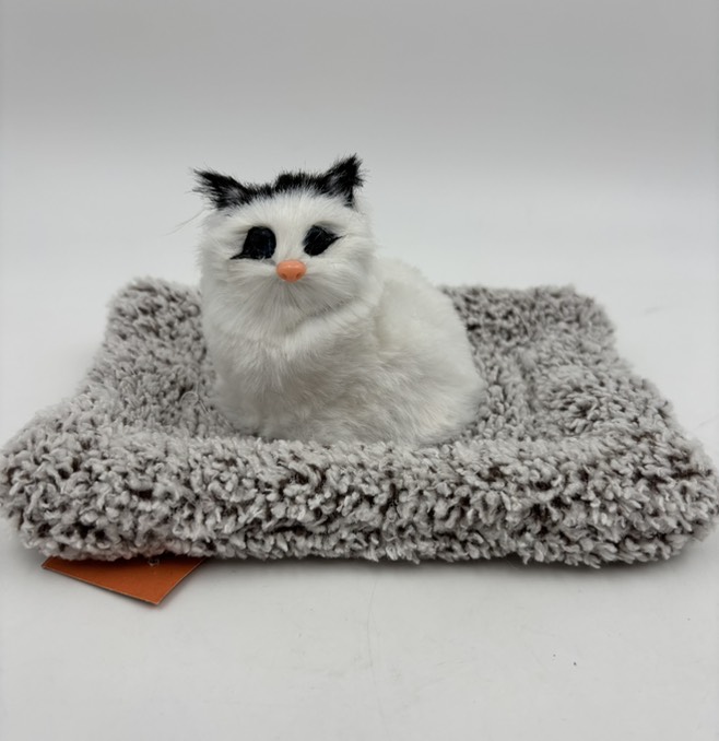 عروسک گربه سفید گوش مشکی نشسته بالشتی 15 سانتی