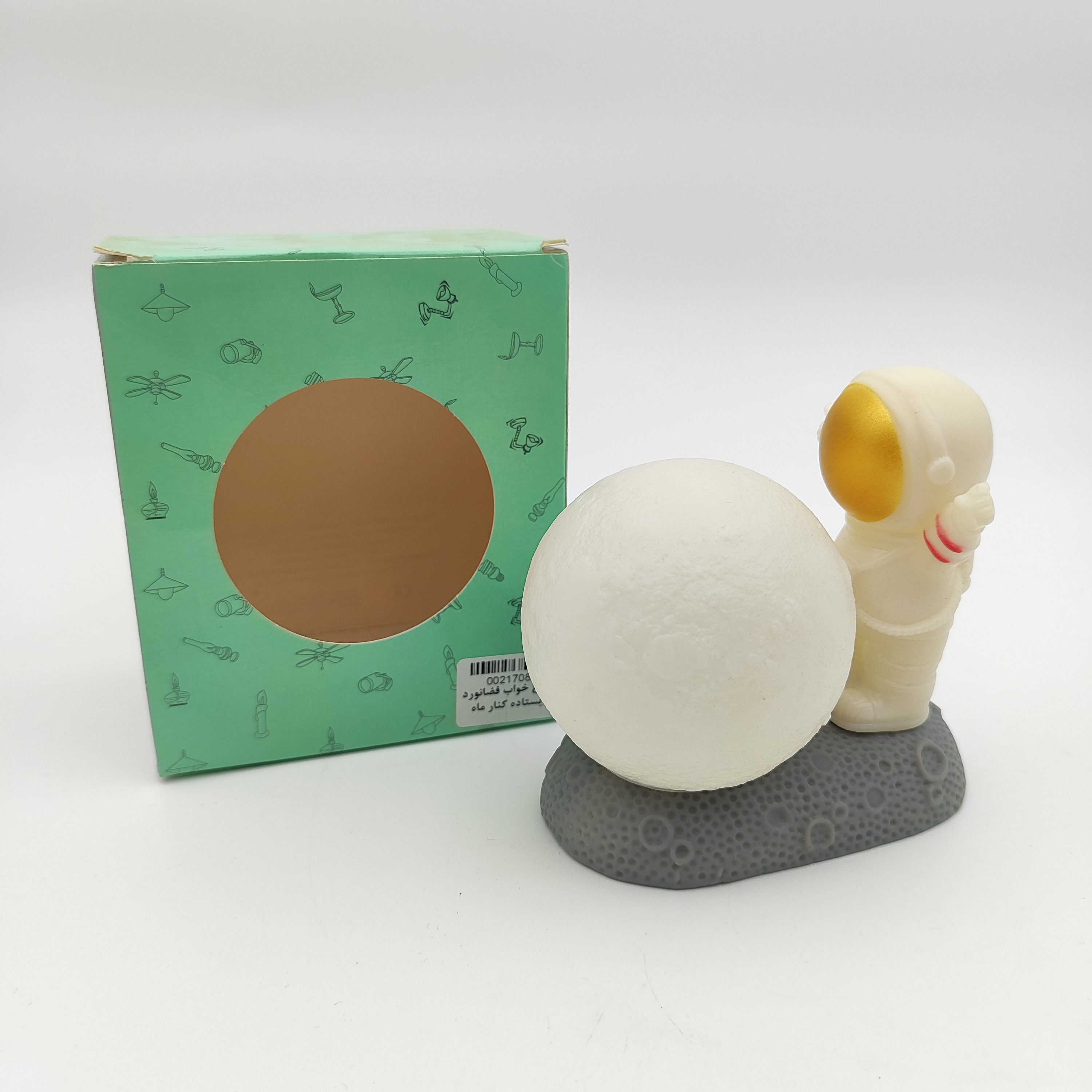 چراغ خواب فضانورد ایستاده کنار ماه