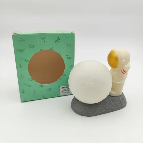 چراغ خواب فضانورد ایستاده کنار ماه