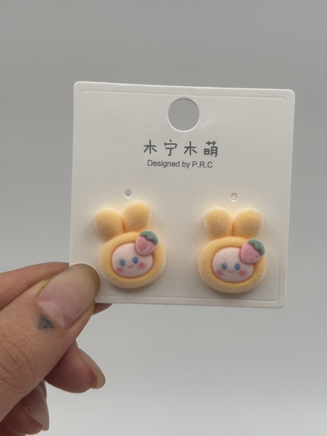 گوشواره فانتزی خرگوش توت فرنگی دار مخملی کد 2205