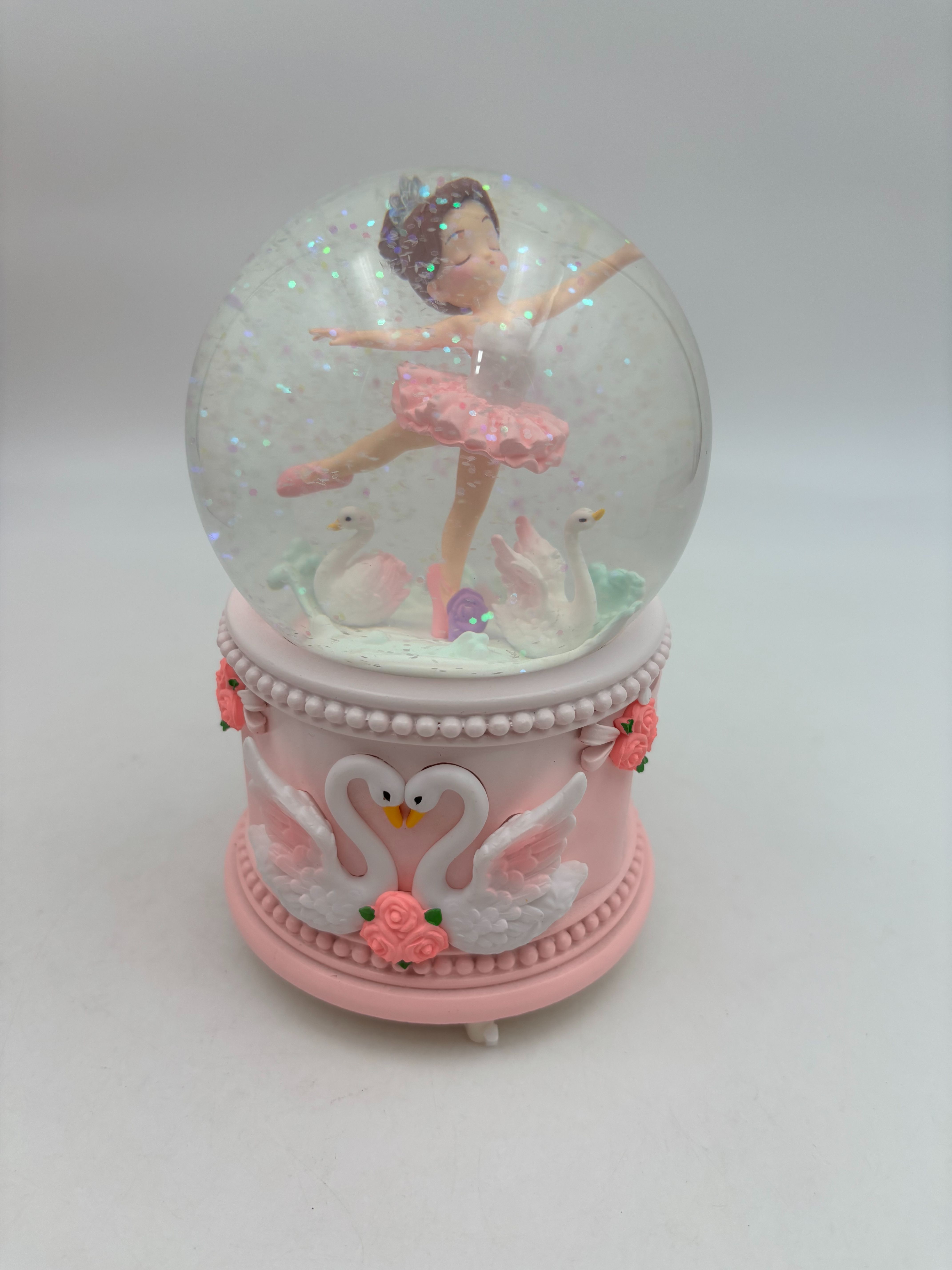 گوی پمپی بزرگ عروسک چرخان طرح رقص بالرین در کنار قو