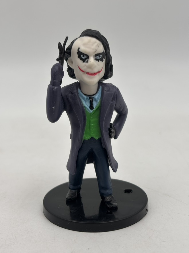 فیگور جوکر (هیث لجر) ایستاده دست به کمر تفنگ در دست 7سانتی کدJOk6