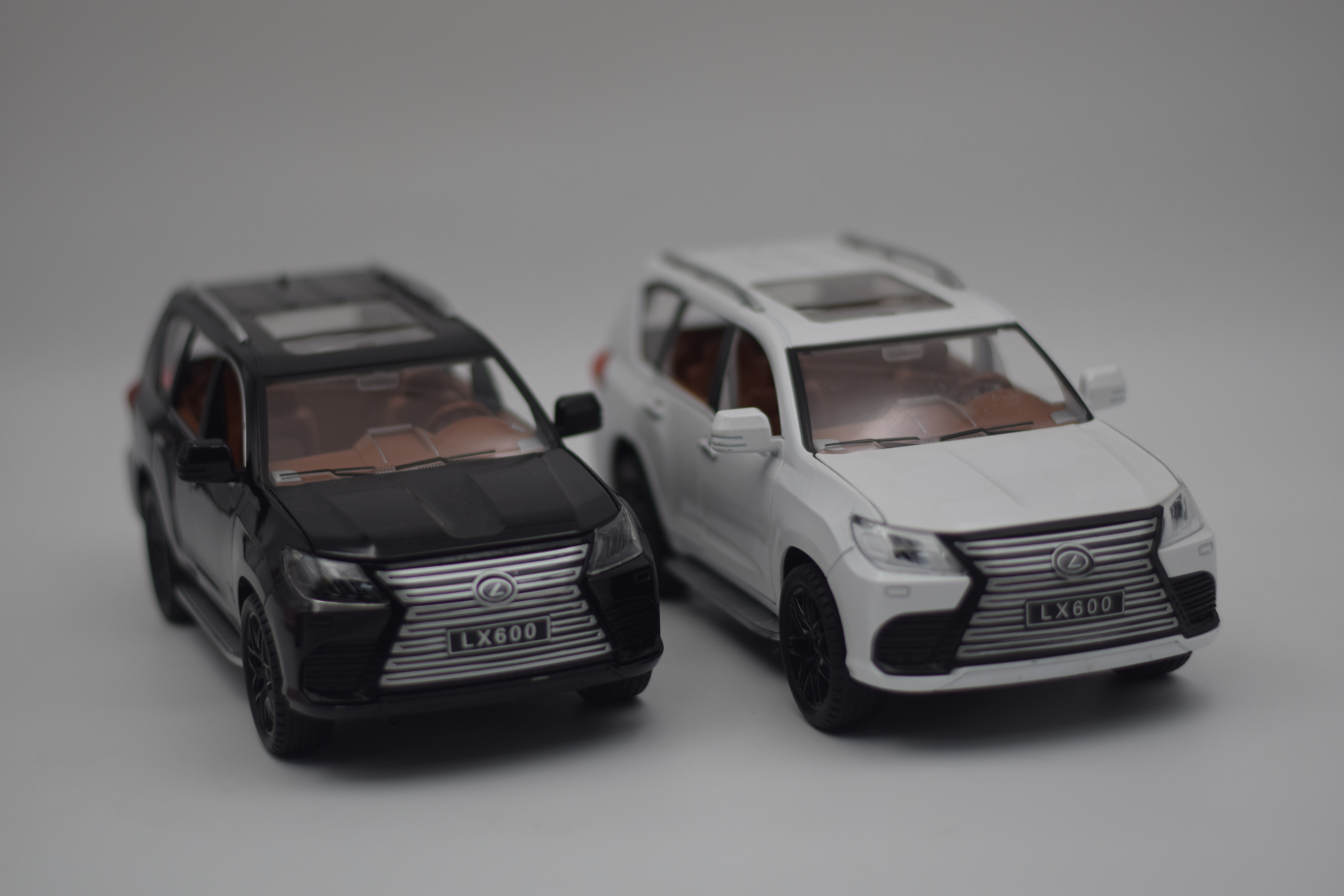 ماشین فلزی لکسوس LX600 سایز 1/18 کد 1808