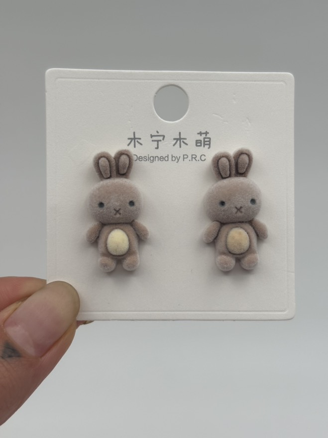 گوشواره فانتزی خرگوش نسکافه ای مخملی کد 2205