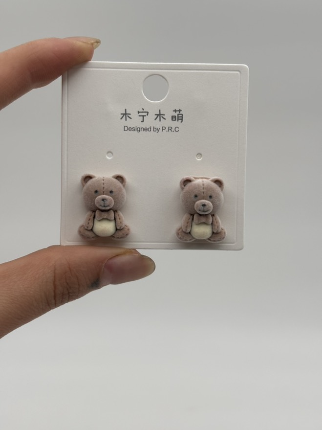 گوشواره فانتزی خرس نشسته نسکافه ای مخملی کد 2205