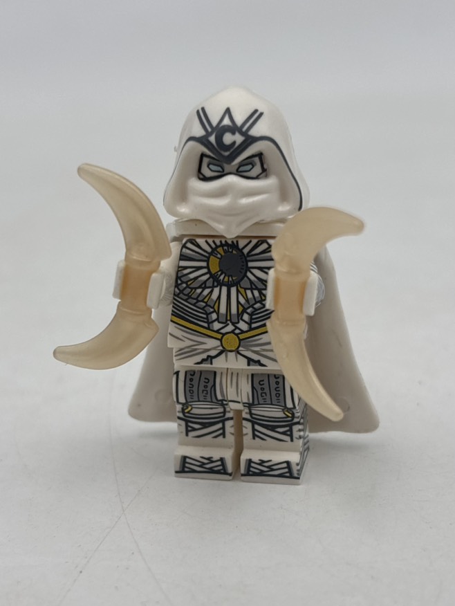 مینی فیگور لگویی مون نایت با لباس زرهی کامل شنل و عصای طلایی 22615