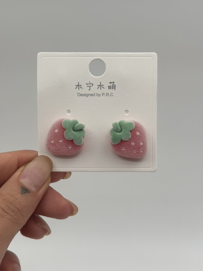 گوشواره فانتزی توت فرنگی مخملی کد 2205